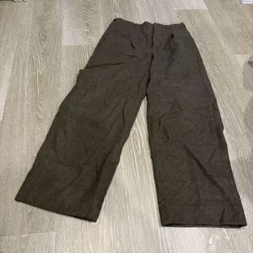 다크 카키 캐주얼 팬츠 백 포켓 부착