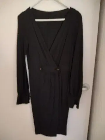 2회 정도 착용한 깨끗한 상품입니다. 쿠 드 샹스 블랙 원피스 36