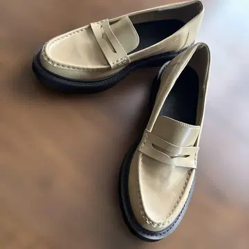 Mila Owen 베이지 로퍼 24.5cm