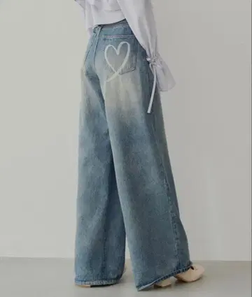 하트 자수 와이드 레그 데님 라이트 블루