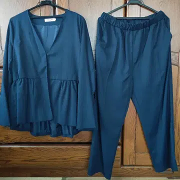 네이비 페플럼 자켓과 팬츠 세트