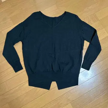 SLOBE 다크 그레이 V넥 긴팔 니트