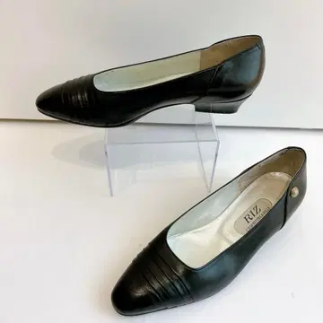 RIZ 블랙 펌프스 낮은 힐 골드 버튼 포함 22cmE