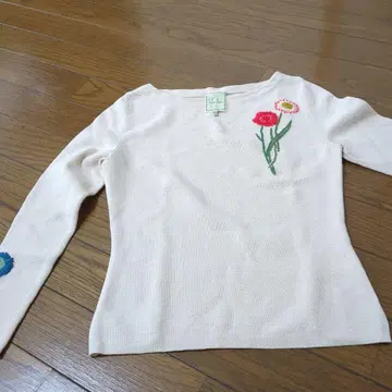 꽃무늬 자수 베이지 긴팔 니트