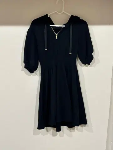 evelyn 후드 부착 블랙 미니 원피스