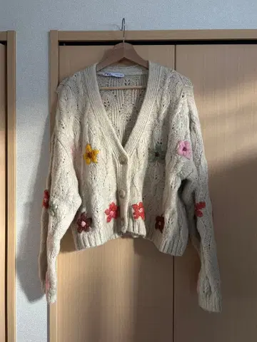 ZARA 꽃무늬 자수 가디건 아이보리