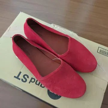 빨간색 스웨이드 플랫슈즈