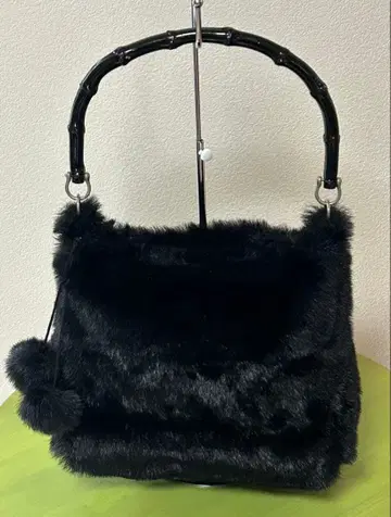 퍼 백 블랙 대나무 폼폼