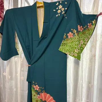 청록색 벚꽃과 부채 무용용 츠케사게