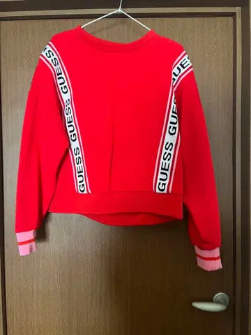 GUESS 빨간색 스트라이프 크롭 맨투맨