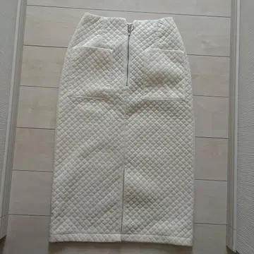아이보리 퀼팅 타이트 스커트