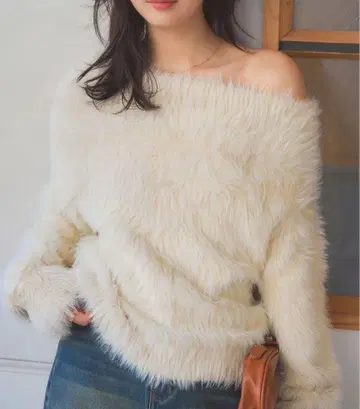 고베 레터스 믹스 샤기 페더 오프숄더 니트탑 M N1147