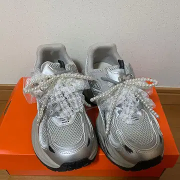 실버 메쉬 스니커즈 펄 장식