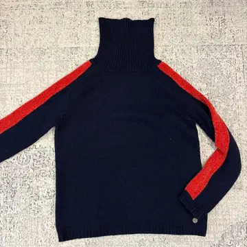 네이비 터틀넥 스웨터