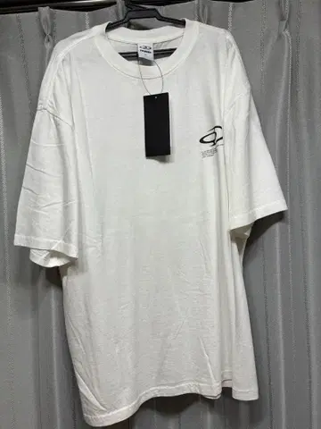 화이트 T셔츠 프론트 로고 백 디자인