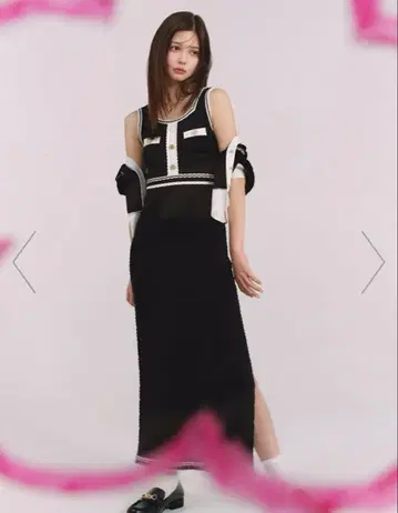 [마리쿠라 콜라보] 데이지 버튼 슬리브리스 니트 원피스