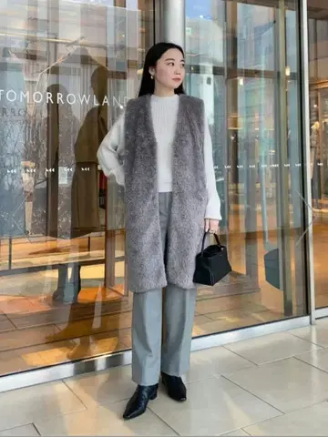 TOMORROWLAND 랜덤 퍼 V넥 롱베스트