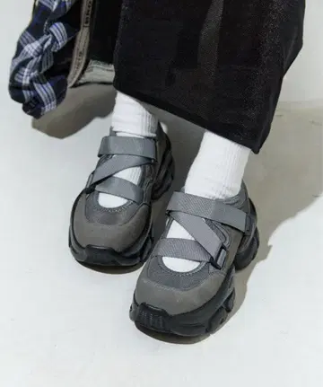 FREAK'S STORE 통굽 크로스 벨트 스니커즈 그레이 23.5cm