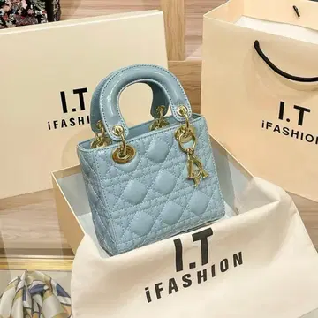 라이트 블루 퀼팅 핸드백