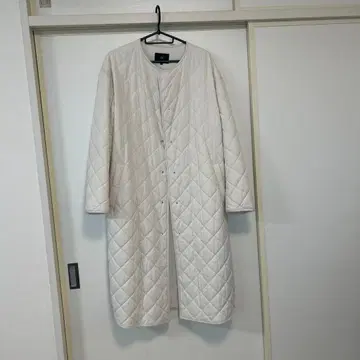 23구 퀼팅 롱 코트 충전솜 화이트 베이지
