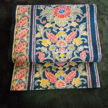 빙가타 양식의 화려한 오비