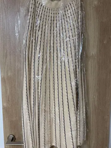 화이트 아이보리 스트라이프 플레어 니트 스커트