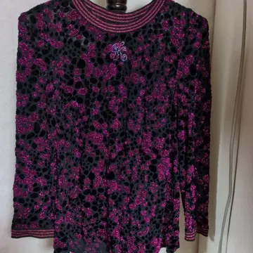 화려한 이타리야 블랙과 핑크 라메 비즈 장식 긴팔 상의