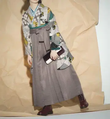 꽃무늬 기모노와 그레이 하카마 세트