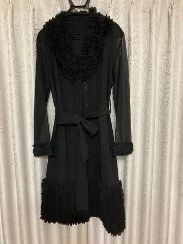 프릴 장식 블랙 코트 드레스