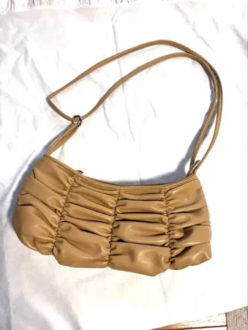 lawgy 베이지 개더 숄더백