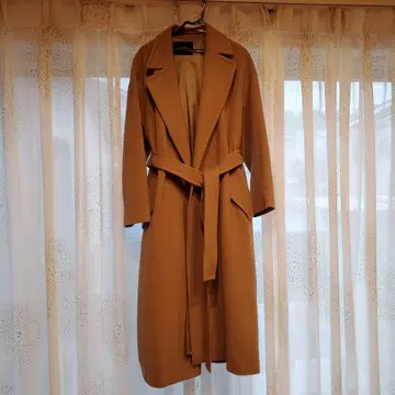 베이지 허리 벨트 포함 롱 코트