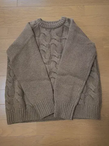 탄디 늑대와 올빼미 케이블 니트 스웨터