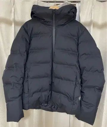 유니클로 심리스 다운 파카 블랙 S 사이즈