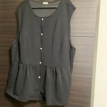 그레이 버튼 달린 페플럼 상의 4L