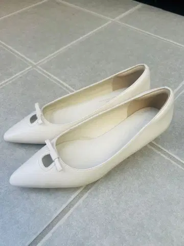 green label relaxing 포인트 리본 펌프스