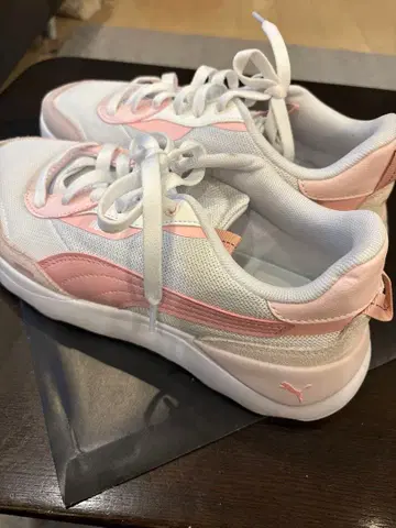 Puma 화이트/핑크 스니커즈 25.5cm