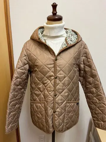 THE SMOCK SHOP 베이지 퀼팅 자켓 후드 부착