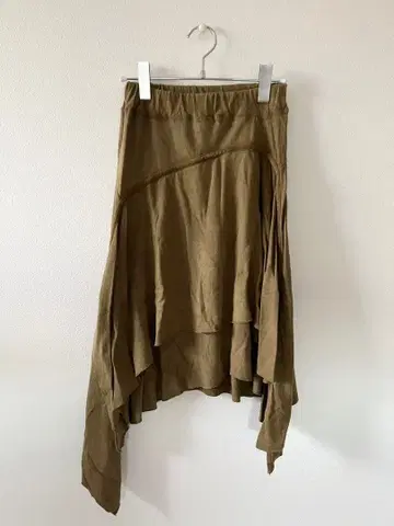 올리브색 비대칭 스커트