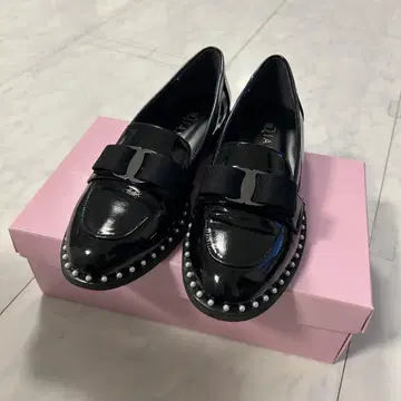 DIANA 리본 포함 블랙 로퍼