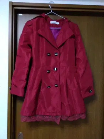 빨간색 더블 브레스트 트렌치코트