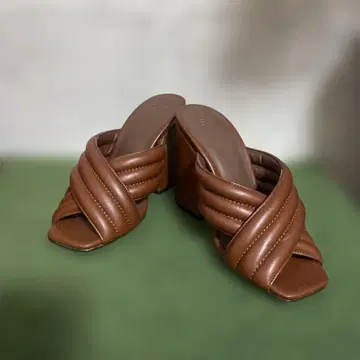 SLY 크로스 CROSS 뮬 브라운