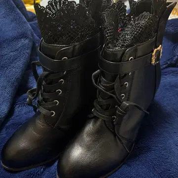 레이스 달린 블랙 부츠