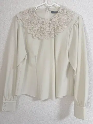 an another angelus 블라우스