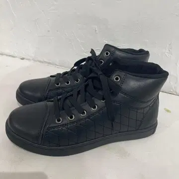 블랙 퀼팅 디자인 하이컷 스니커즈