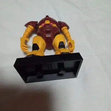 로봇형 피규어 빨간색 노랑 파랑