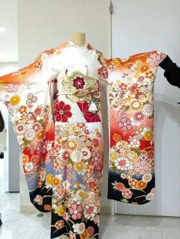 화려한 꽃무늬 후리소데 화이트 베이스 풀세트