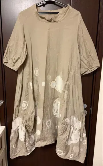 자우 베이지 도트 무늬 반팔 원피스