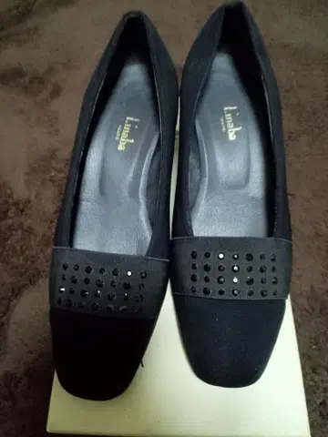 비쥬 장식 블랙 펌프스 힐 4cm