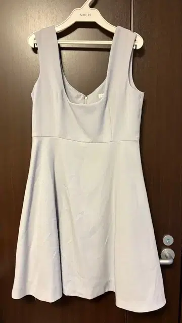 밀크 슬리브리스 무릎 기장 원피스