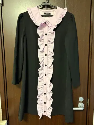 밀크 프릴 장식 블랙과 연보라색 긴팔 원피스